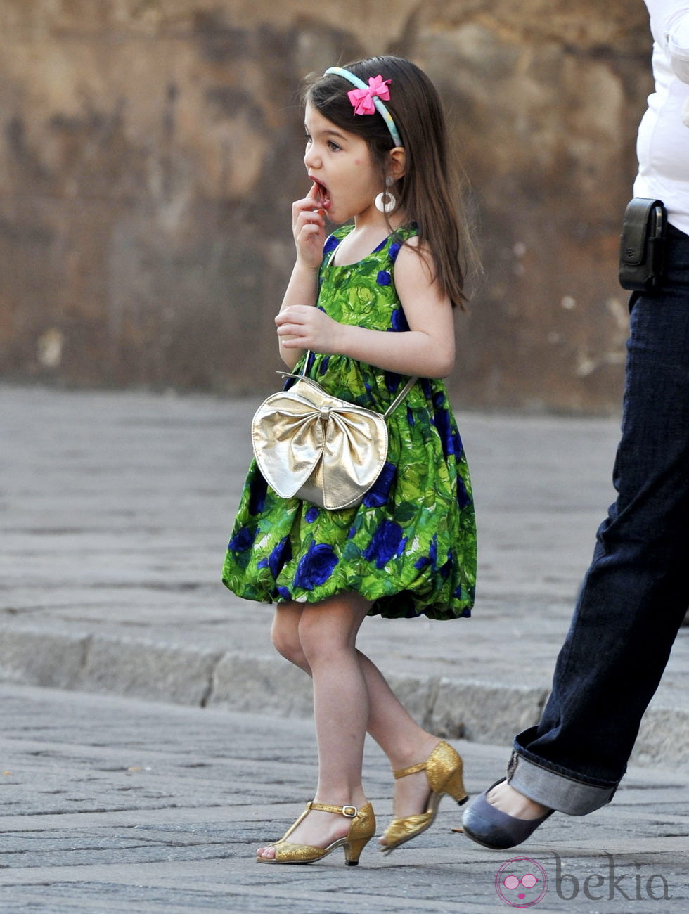 Suri Cruise Con Vestido De Flores Y Zapatos De Tac N Dorados Fotos En Bekia Moda