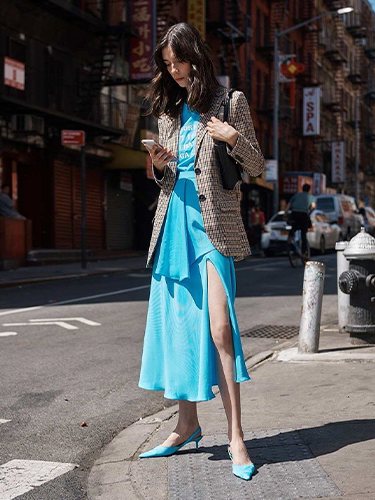 Rey del street style combinado con un vestido de gasa fluido