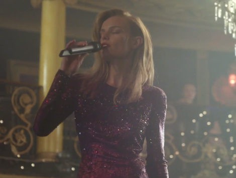 La actriz Kate Bosworth cantando en la campaña de Topshop