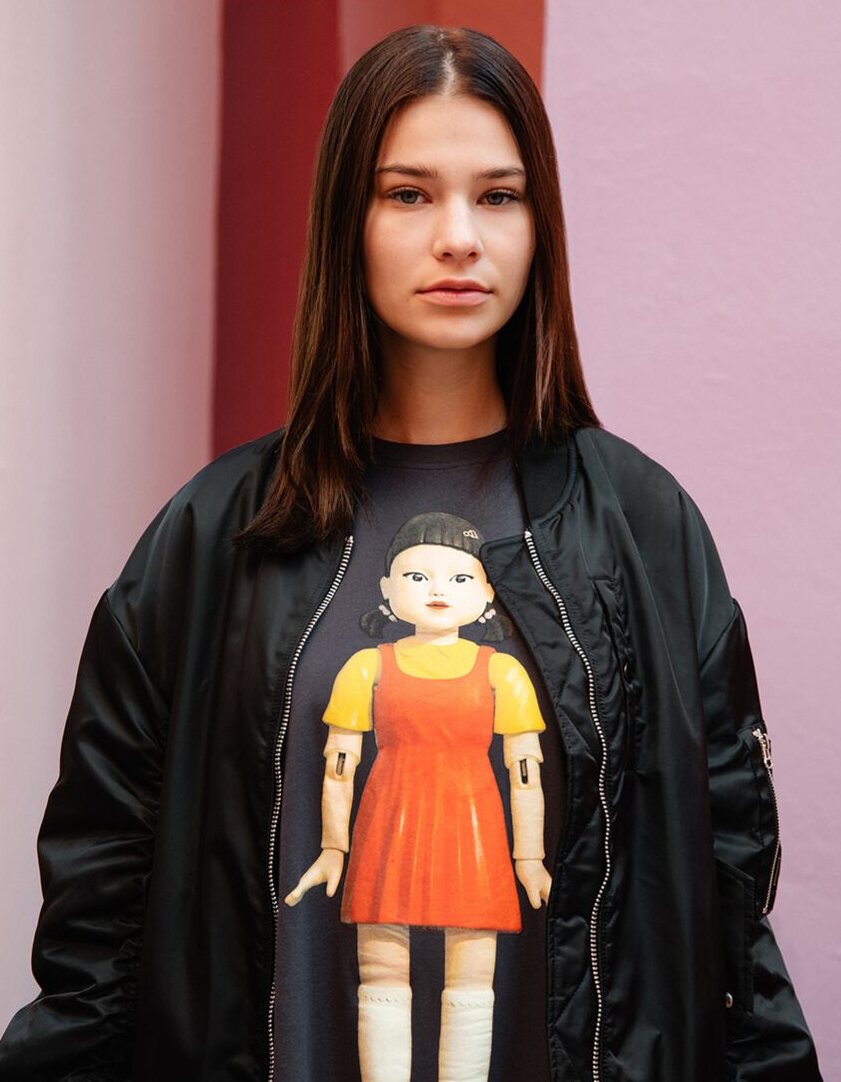 Camiseta de manga corta con la muñeca de 'El juego del calamar' | Foto: Cortesía de Bershka