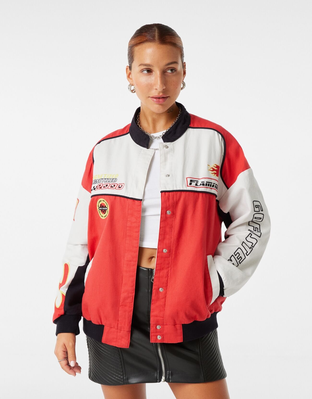 Bomber roja con estampado racing por 49,99€