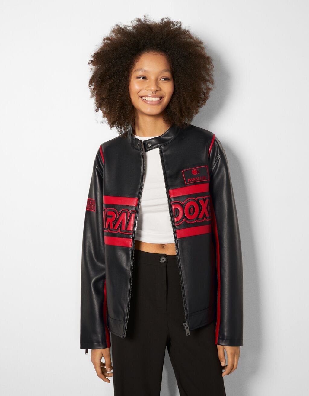 Bomber efecto piel en color negro y detalles en rojo por 49,99€