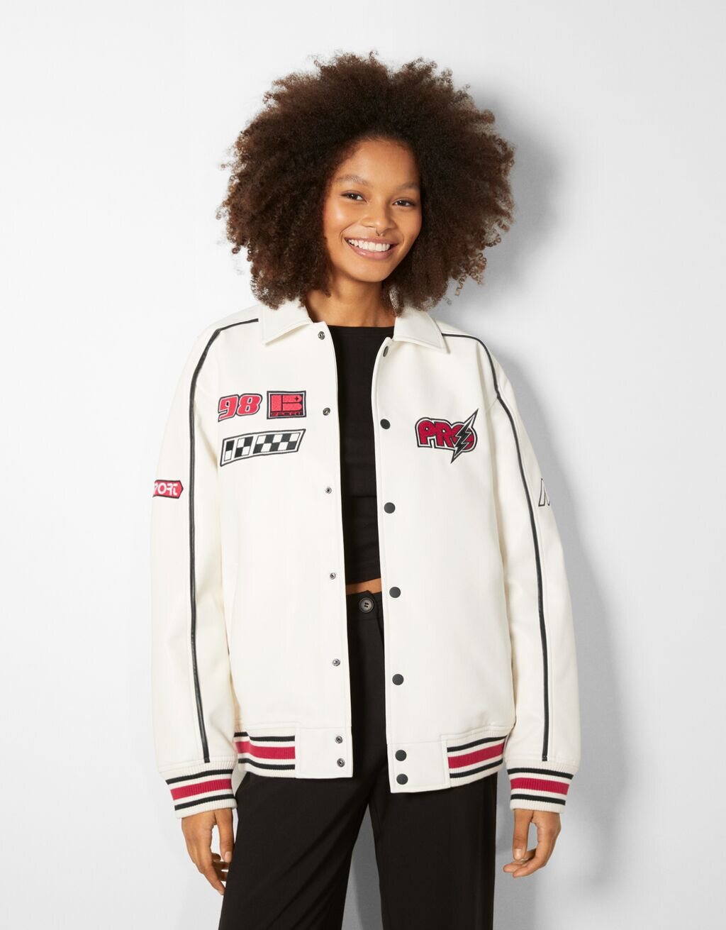 Bomber efecto piel en color blanco y detalles en rojo por 49,99€