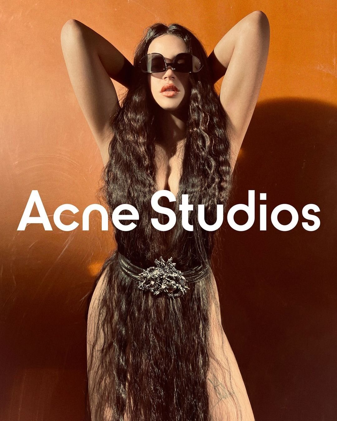 Rosalía en la campaña otoño/invierno 2022 de Acne Studios | Foto: Instagram