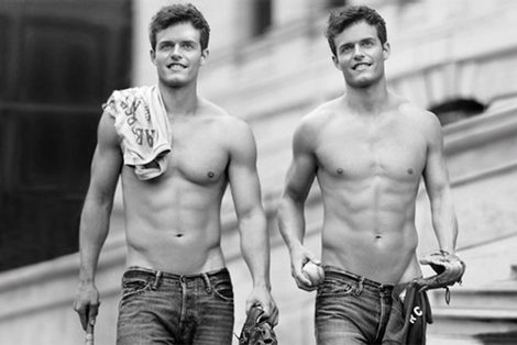 Dos modelos posando para una campaña publicitaria de Abercrombie & Fitch