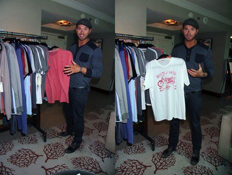 Kellan Lutz muestra algunas prendas de la nueva colección de Abbot + Main