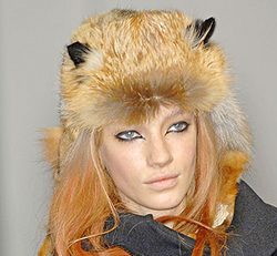 Modelo de Jean Paul Gaultier con gorro de pelo