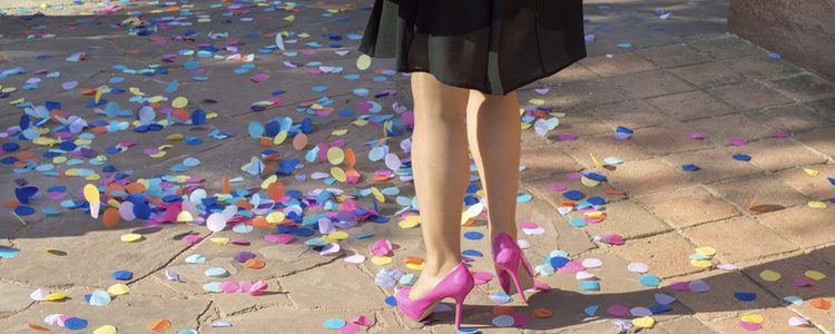 La falda midi con vuelo en color negro sirve para acudir a bodas