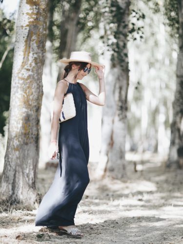 Alexandra Pereira en una sesión fotográfica en el bosque