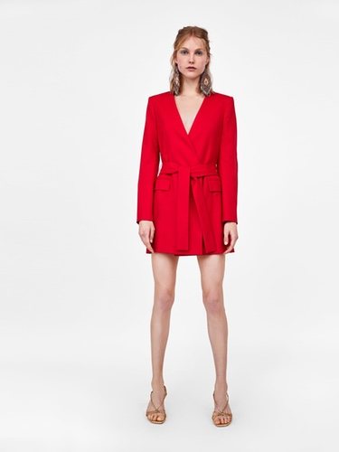 La blazer vestido te dará un toque de glamour al look / Foto: Zara