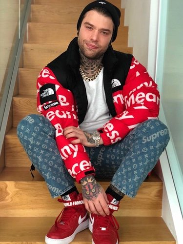 El cantante Fedez con con una sudadera de la firma Supreme