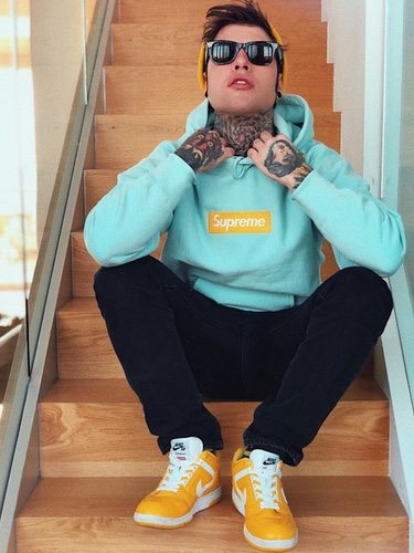 Fedez con una sudadera azul turquesa de Supreme