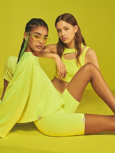 Línea de prendas en color amarillo neón de la colección Pantone de Bershka