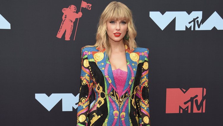 Taylor Swift vestida de Versace