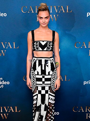 Cara Delevingne en la premier de 'Carnival Row' con crop top y falda de tubo