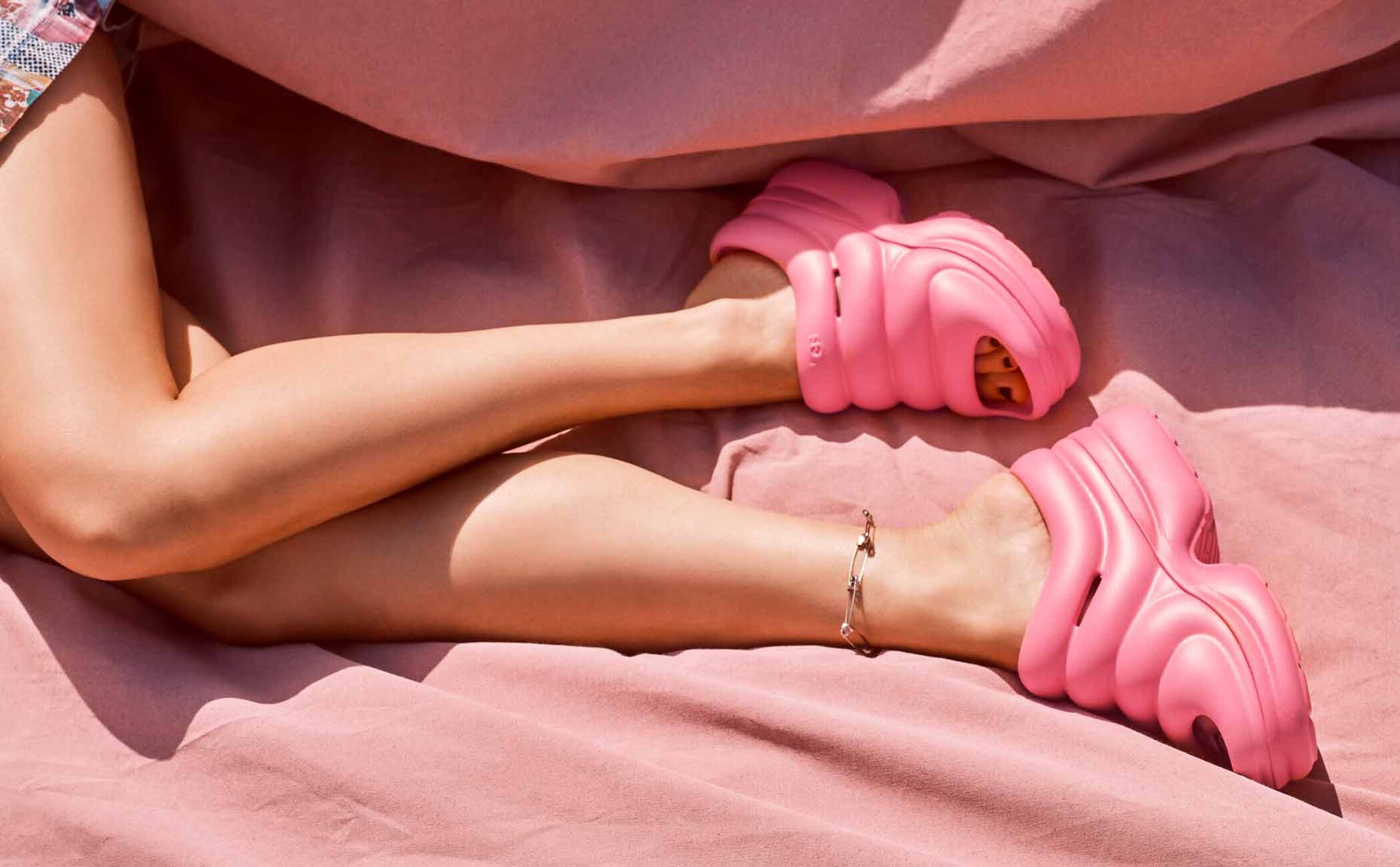 UGG quiere también ser el calzado viral del verano con las sandalias 'Aww Yeah' de plataforma