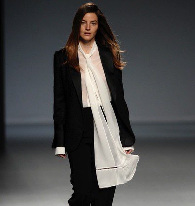 Ángel Schlesser sigue fiel al blanco y negro en la Madrid Fashion Week otoño/invierno 2014/2015