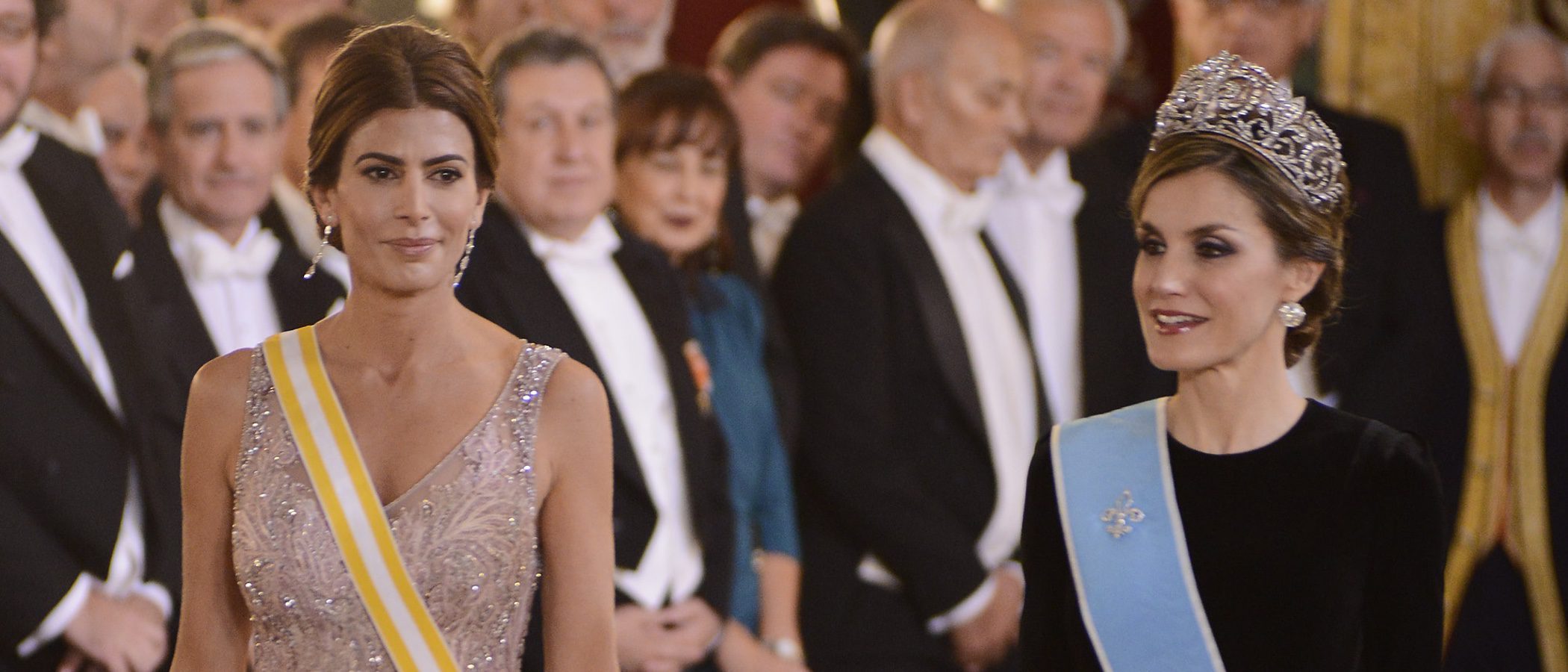 La Reina Letizia y Juliana Awada: dos estilos opuestos en la cena de gala del Palacio Real