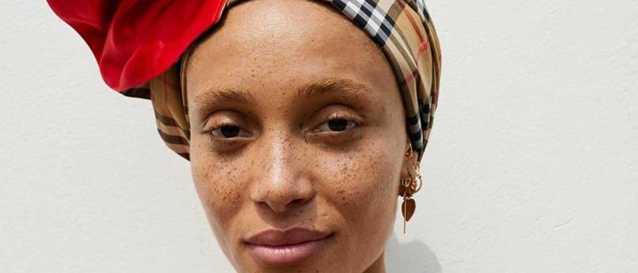 Burberry cuenta con Adwoa Aboah para su otoño/invierno 2018/2019