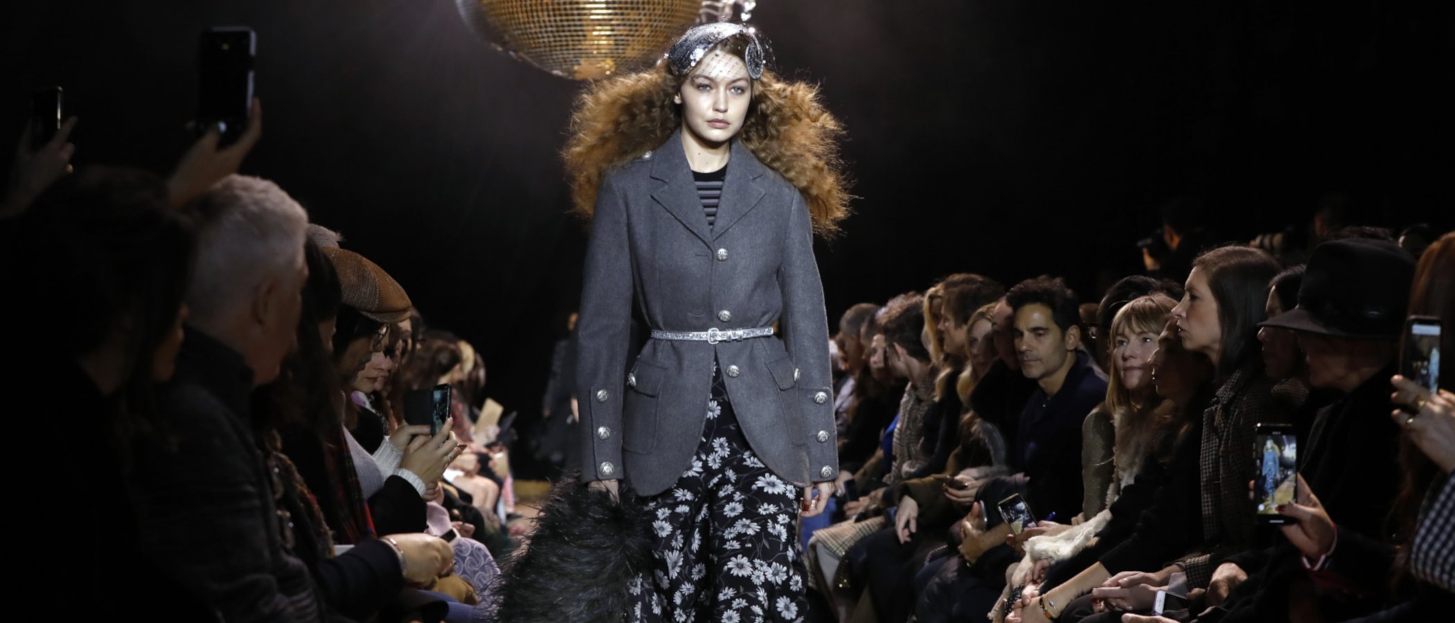 La elegancia y el brillo inundan el desfile de Michael Kors otoño/invierno 2019/2020