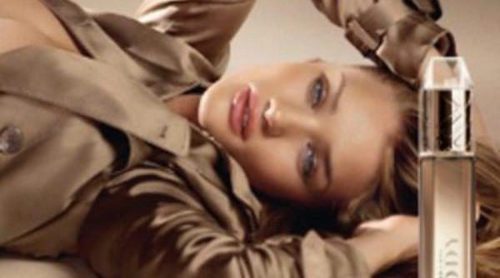 Rosie Huntington-Whiteley se desnuda para el nuevo anuncio de Burberry