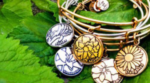 La firma de bisutería Alex and Ani lanzan una nueva colección con brazaletes y charms