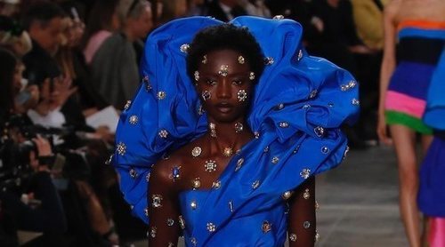 Schiaparelli se abraza al surrealismo y el color en la Semana de Alta Costura de París 2020