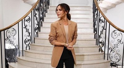 Colores neutros y tejidos fluidos, las claves de la colección otoño/invierno 2020-21 de Victoria Beckham en Londres