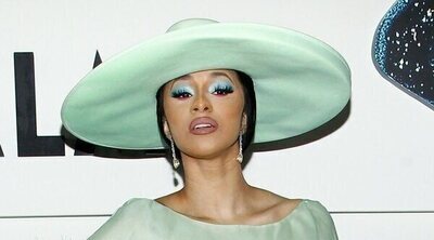 Cardi B lució en los AMA 2021 un espectacular Schiaparelli que nos ha recordado a un look que ya llevó Lady Gaga