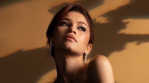 Zendaya comienza 2022 recreando un look de Linda Evangelista desfilando para Valentino en 1992