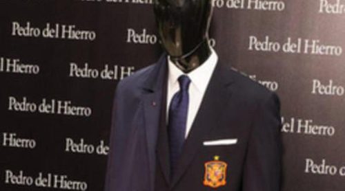 Pedro del Hierro presenta con Vicente del Bosque el nuevo traje oficial de la Selección Española de Fútbol