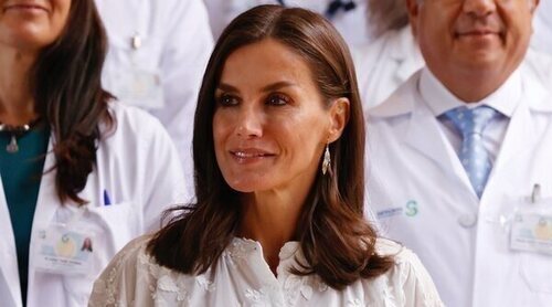 La Reina Letizia le da una segunda vida a una blusa de la Princesa Leonor con un look más maduro y elegante