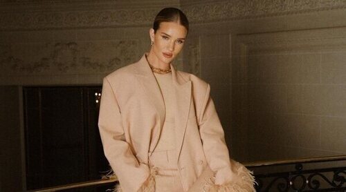 Rosie Huntington-Whiteley quiere volver a poner de moda los tacones de Valentino que todas tenían en 2013