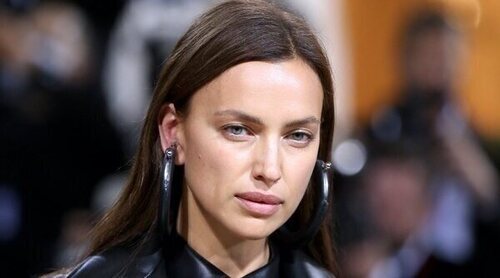 Irina Shayk va un paso más allá con la tendencia de ir sin pantalones y apuesta por ir simplemente en ropa interior