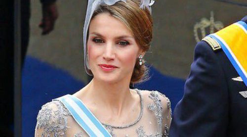 La Princesa Letizia, fiel a Felipe Varela, da una lección de elegancia y estilo en la coronación de Holanda