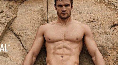 Thom Evans presume de músculos posando como imagen de D. Hedral