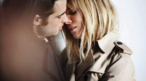 Sienna Miller y Tom Sturridge se dan un romántico beso para la campaña otoño/invierno 2013/2014 de Burberry