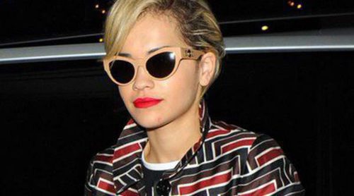 Karl Lagerfeld fotografía a Rita Ora en la oscuridad de la noche parisina