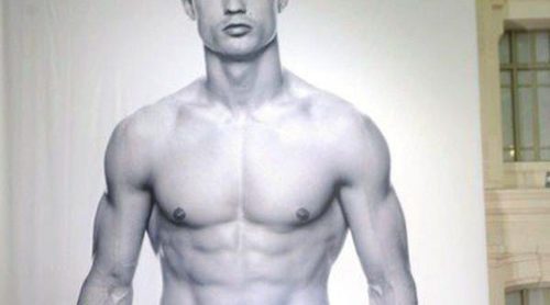 Cristiano Ronaldo promociona su línea de ropa interior con una fotografía suya de 15 metros