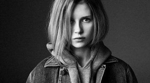 Lottie Moss, hermana de Kate Moss, sigue los pasos de su hermana y posa para Calvin Klein