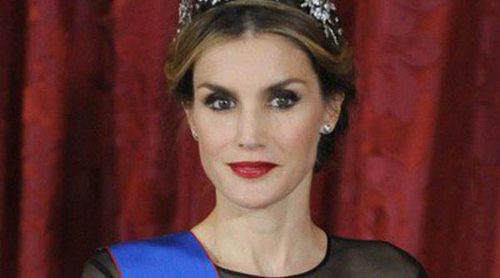 La Reina Letizia apuesta por un vestido de Carolina Herrera en su primera cena de gala