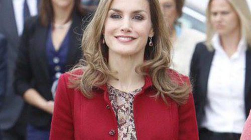 La Reina Letizia: de rojo y con la melena suelta en su primer viaje en solitario a Portugal