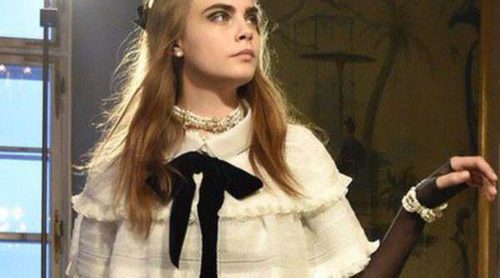 Cara Delevingne protagoniza el desfile 'Métiers d'Art' de Chanel en Salzburgo