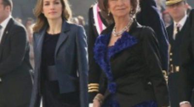 La Reina Sofía y la Princesa Letizia eligen el azul cobalto para la Pascua Militar 2012