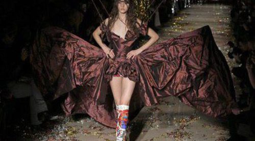 Vivienne Westwood revoluciona al público de la Paris Fashion Week con su peculiar desfile