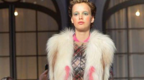 Metalizados, bordados y tartán marcan la Alta Costura de Schiaparelli para el otoño/invierno 2015/2016