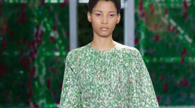 Raf Simons lleva la colección de Alta Costura otoño/invierno 2015 al jardín de las delicias de París