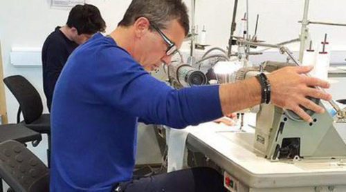 Antonio Banderas muestra sus dotes para la costura: así maneja la máquina de coser