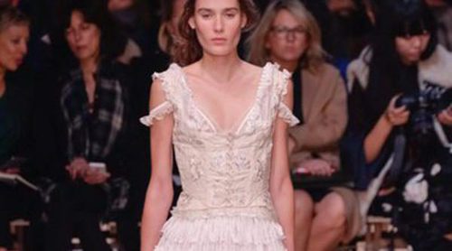 Alexander McQueen presenta su colección de cuento de hadas en París Fashion Week