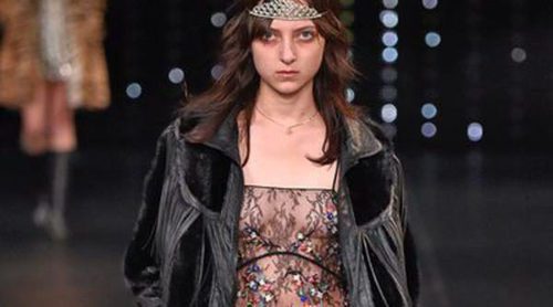 Tiaras de princesa: Imprescindibles en los outfits de Saint Laurent en Paris Fashion Week